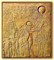 Der monotheistische Pharao Echnaton mit Familie in Anbetung von Aton