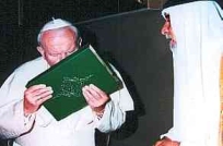 Papst Paul küsst den Koran. In Islam hat die Verschwörung den neuen Nährboden gefunden.